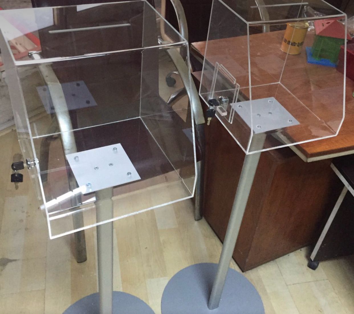 ayali-kumbara-buyuk-plastik Şeffaf Ayaklı Stand Kumbara - Görsel 1