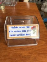 Şeffaf kilitli Broşürlüklü Bağlamalı Sadaka Kutusu - Görsel 3